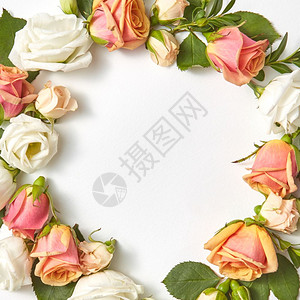 花环框用浅灰色背景绿叶子复制空间平地情人节和日贺卡圆玫瑰花框供恭喜背景