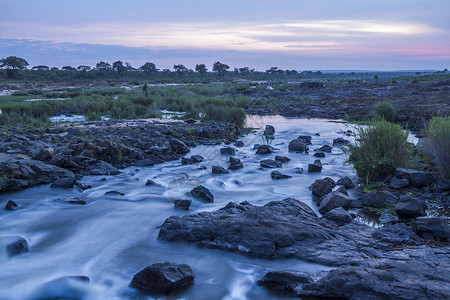 非洲南部kruge公园沙比河日出图片