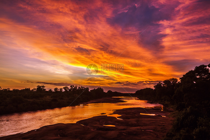 Kruge公园的Shingwedz河非洲南部Kruge公园的日出风景图片