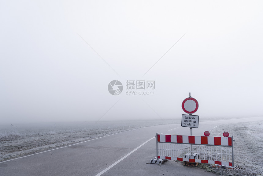 在南德寒冷的雾天封闭道路障厚的雾风景道路警告信号德国道路安全图片