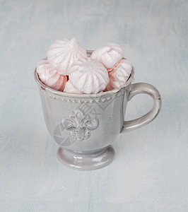 甜点加蛋白酥漂亮的茶杯里有很多粉红色的蛋白酥图片