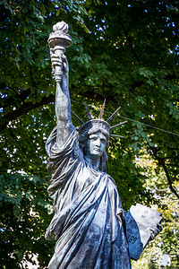 在豪华花园法国巴黎在豪华花园法国和的豪华花园中自由雕像图片