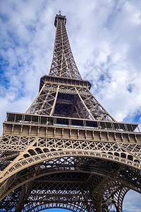 从下面俯瞰法国巴黎艾菲尔铁塔埃菲尔铁塔法国巴黎图片