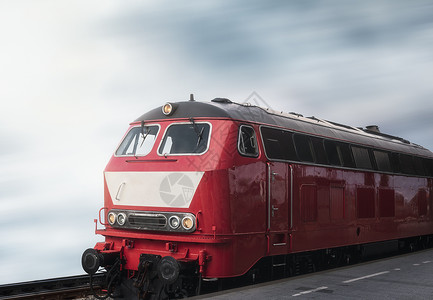 铁路轨道和平台上的红色火车头旅行概念回转火车站和德国头图片