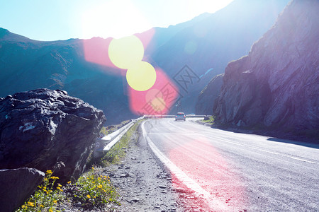 夏季公路美丽的风景图片