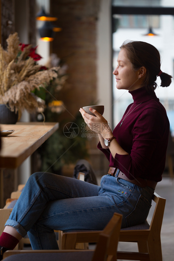 女孩坐在咖啡厅喝图片