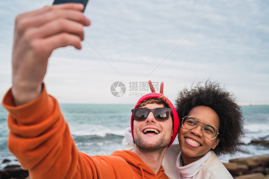 不同肤色的男女青年在郊外开心的游玩图片