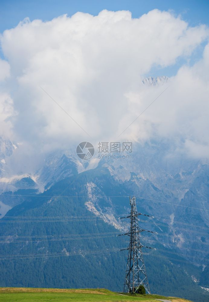 山上的电线塔图片