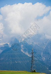 山上的电线塔图片