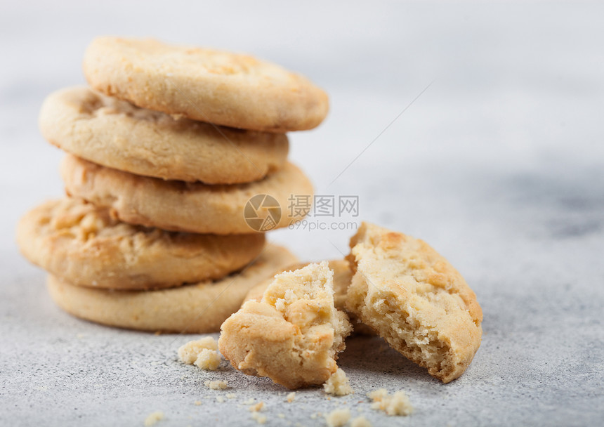 灰色背景上破碎的白巧克力饼干图片