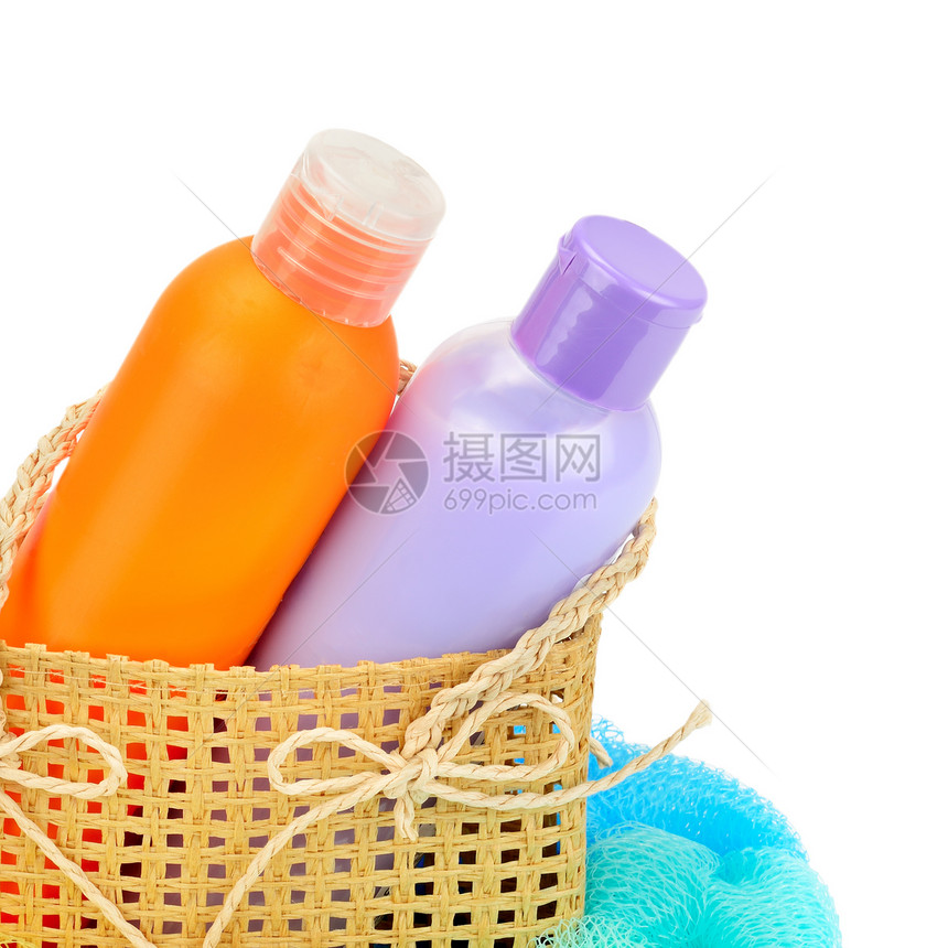 用于个人卫生的洗发水液肥皂和用白色背景隔绝的毛巾图片