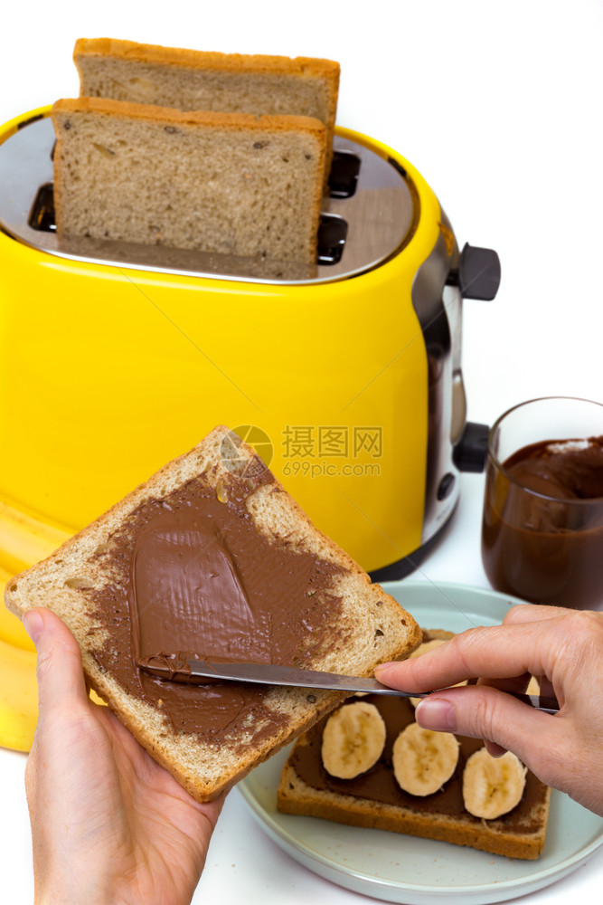 女孩准备烤面包黄机和白底咖啡图片