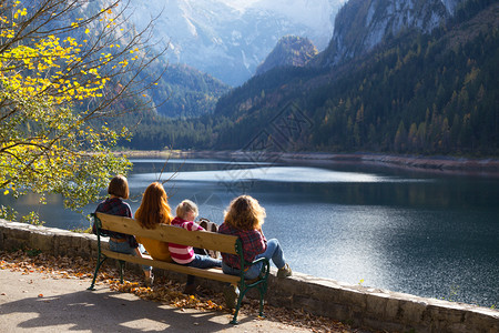 山上出家人坐在板凳观山背景图片