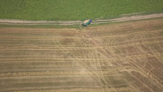 无人驾驶飞机在农田的空中飞行图片