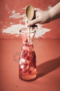 煮柠檬汁加冰块汤水和莓背景图片
