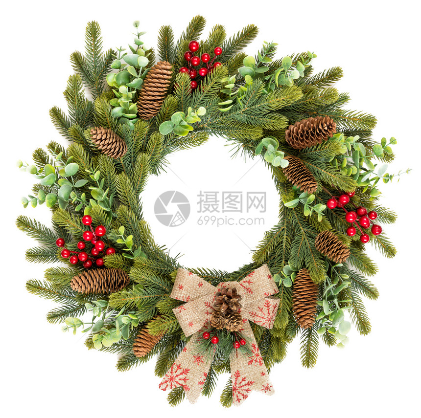 传统古老的圣诞节花环绿色的树枝和叶装饰着红色的胡萝卜果葡萄瓜和弓孤立在白色背景上图片