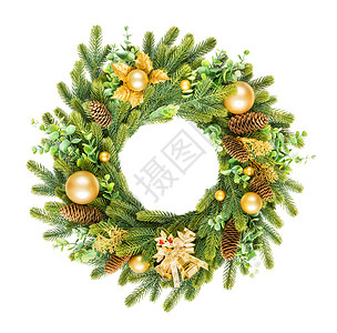 传统的欧洲圣诞花环绿色的树枝和叶装饰着金球钟铃和圆锥孤立在白色背景上图片