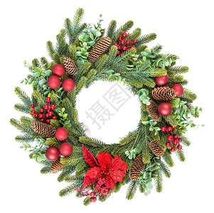 传统古老的圣诞节花环绿色的葡萄和树叶枝上面装饰着红色的胡萝卜果葡萄瓜红的圣诞花球和花朵背景图片