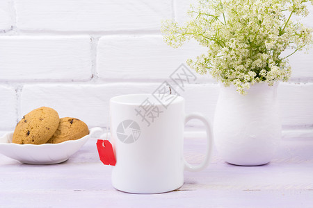 白色咖啡或茶杯花瓶里绿色的野空杯子模拟设计宣传图片