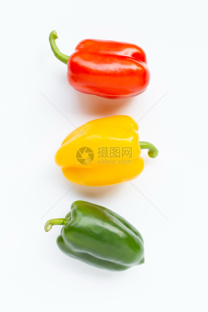 白色背景的绿黄和红鲜青胡椒图片
