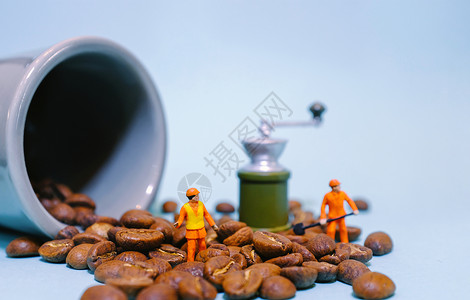 咖啡豆加杯子和研磨机食品饮料概念图片