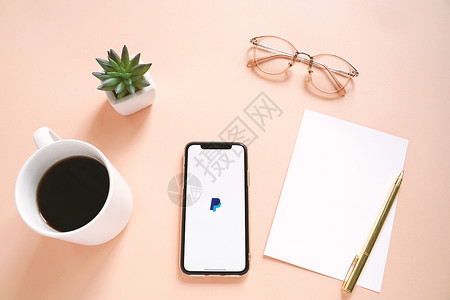 2019年5月7日工作室平板办公桌和苹果iphonexs在屏幕上有付费应用程序Paypl是一个在线电子支付系统背景