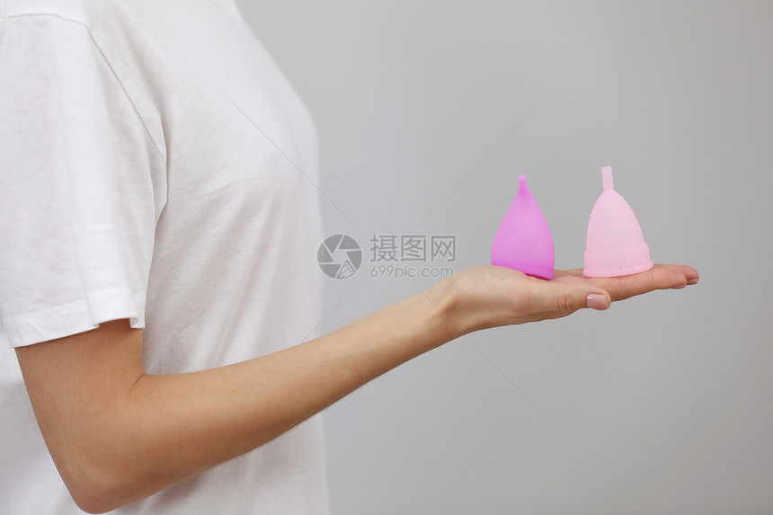 粉色月经杯女人手拿不同种类月经杯的特写女健康理念零废物替代品图片