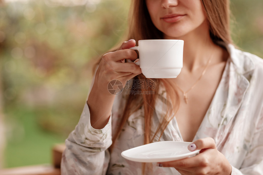 女孩喝咖啡的肖像图片