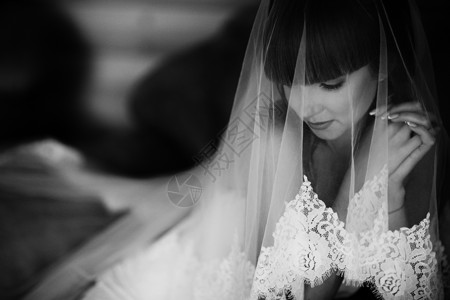披着面纱的新娘黑白肖像背景图片