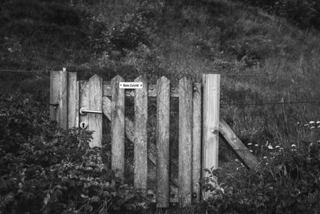 在锡尔特岛德克罗尼的古老花园门上黑白两色的旧花园门图片