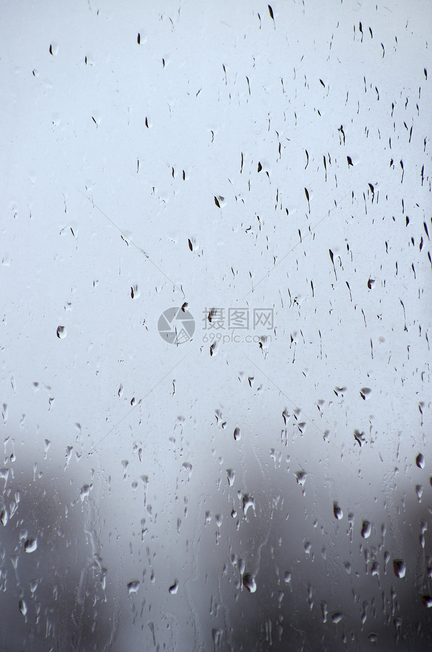 窗户眼镜表面有雨滴与bokeh背景图片