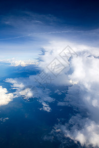 从飞行的机窗口看云景图片