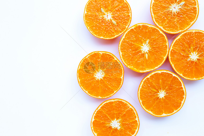 白色背景上孤立的多汁橙果复制空格图片