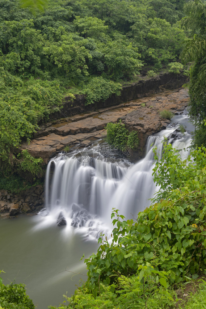 环绕一年的瀑布位于印度的马哈拉施特辛德胡杜尔加图片