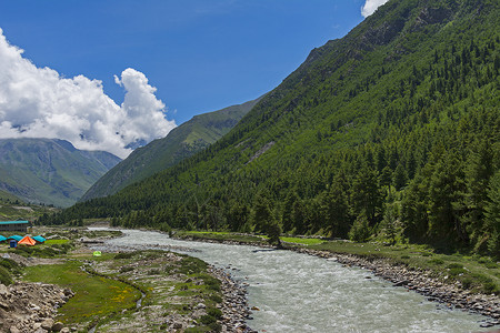 什寒村沿冰川河边的帐篷穿过Chitkul村印地亚的hemaclprdesh背景