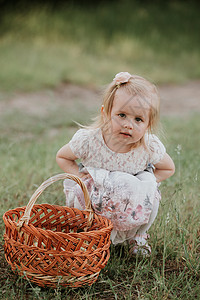 可爱的小女孩与篮子享受阳光明媚的一天在公园享受阳光明媚的一天在公园图片