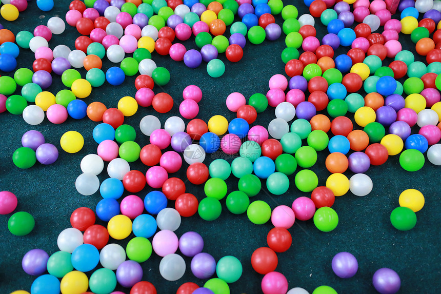儿童游戏场上有许多彩的塑料球图片