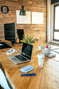 篮球桌面素材在工业风格的共同工作办公室的工作场所共同工作的办公室背景