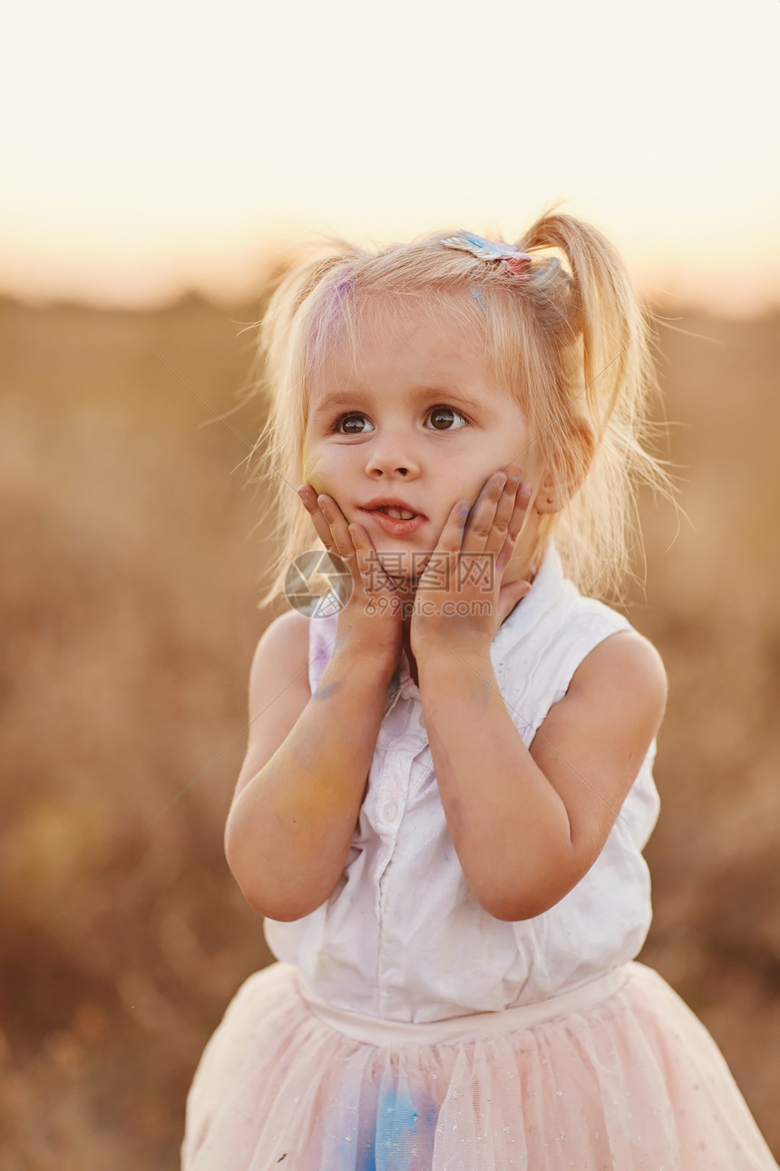 被涂上彩色粉末的快乐女孩肖像被涂上彩色粉末的快乐女孩图片