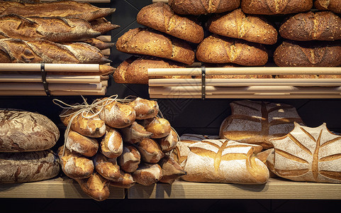 全店半价在面包店的木架上在面包店德国不同类型的面包美味甜面包健康的饮食面包房店等背景