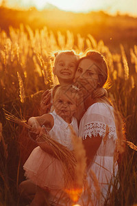 在日落时母亲与女儿的写真图片