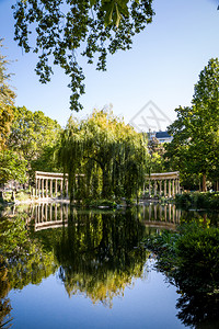 法国巴黎蒙索公园的科林斯柱廊和池塘法国巴黎蒙索公园的科林斯柱廊图片