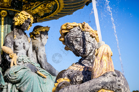 法国巴黎广场的海洋喷泉图片