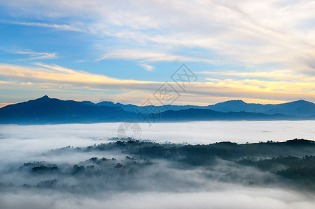 编年史山岳雾和云山谷地貌的日出概念是旅行背景