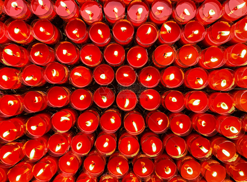 红蜡烛在玻璃燃烧图片