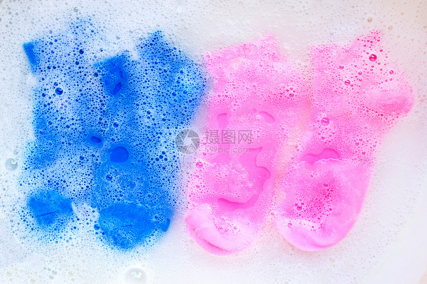 袜子浸泡在粉末洗涤水溶解中衣服的概念图片