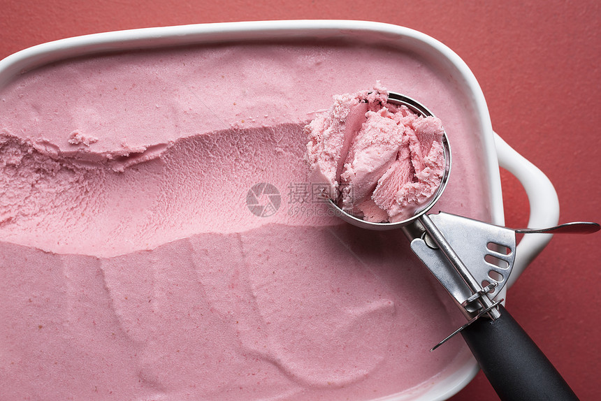 上方是自制的浆果冰淇淋夏季新鲜甜点红色冰淇淋的细节图片