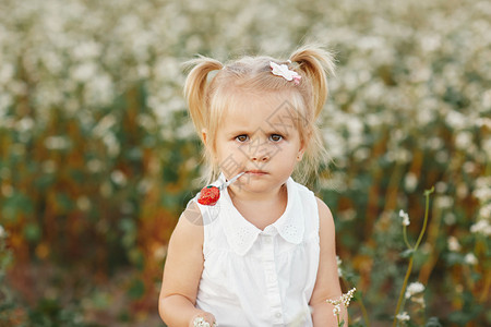 一个小魅力女孩的肖像有两个尾巴的小女孩带糖果的小女孩两个尾巴的小女孩图片