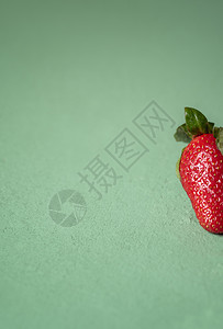 绿色背景的成熟草莓水果一份的部分有机新鲜草莓绿色桌上的红莓夏季水果图片