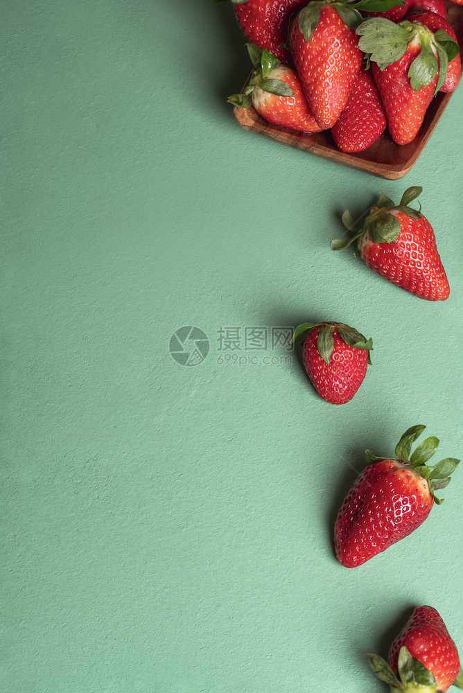 从绿桌的木板上掉下来有机草莓新鲜水果实收获甜的夏季水果流行的红图片